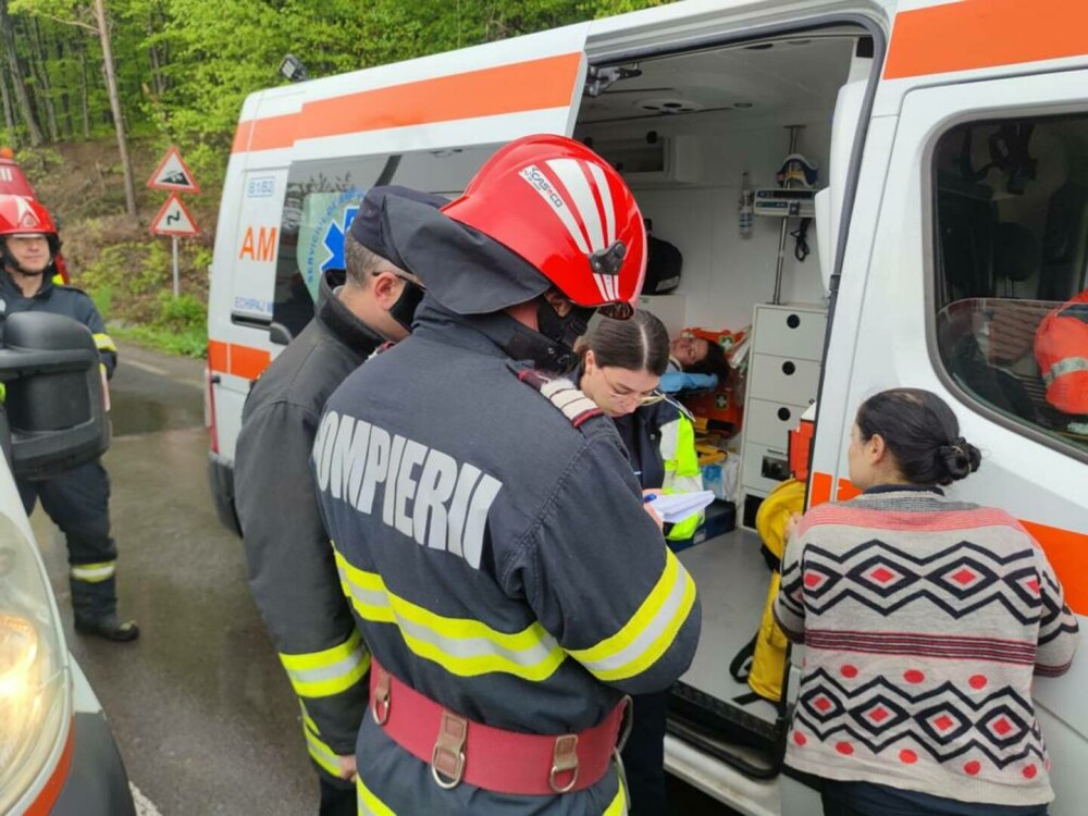 Accident între un microbuz de elevi și un autoturism, în Buzău: 10 persoane, din care 8 copii, transportate la spital | FOTO - Imaginea 8