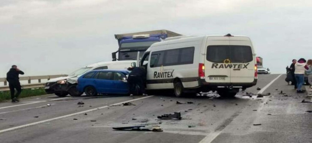 Accident grav între un microbuz şi două mașini, în Timiș. 10 persoane au fost rănite | FOTO - Imaginea 2