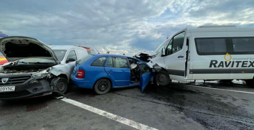 Accident grav între un microbuz şi două mașini, în Timiș. 10 persoane au fost rănite | FOTO - Imaginea 1