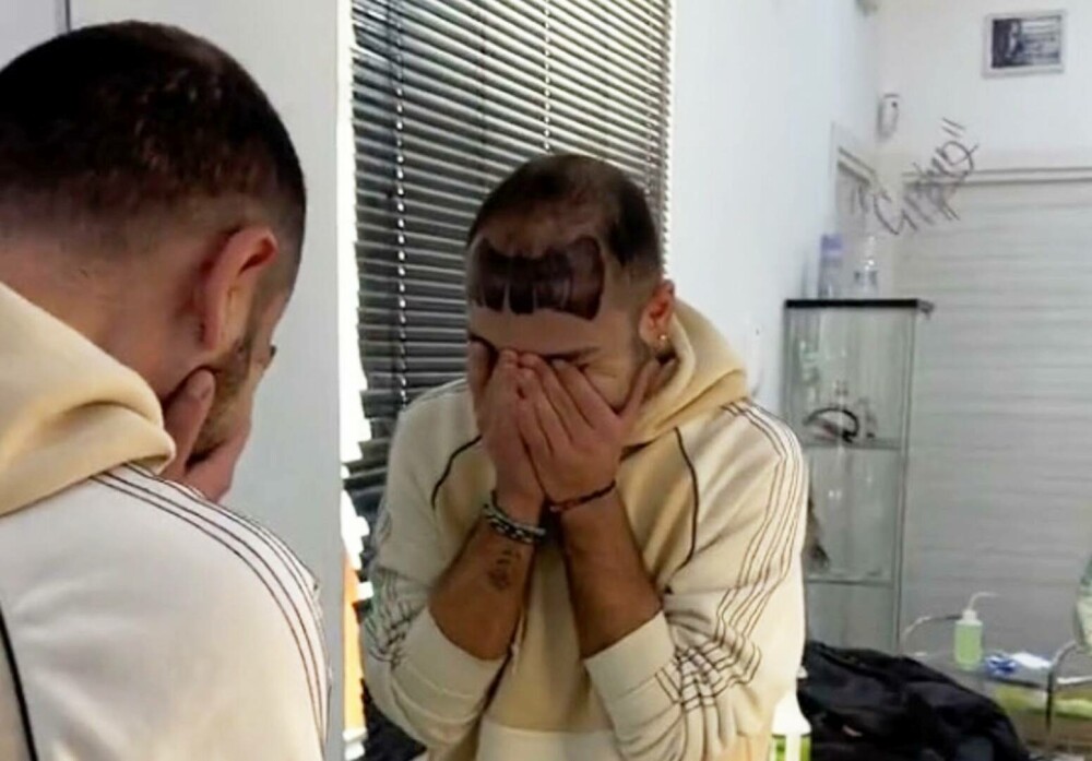 Cum arată un bărbat după ce și-a tatuat un breton pe frunte pentru că avea început de chelie. Care a fost reacția lui | FOTO - Imaginea 11