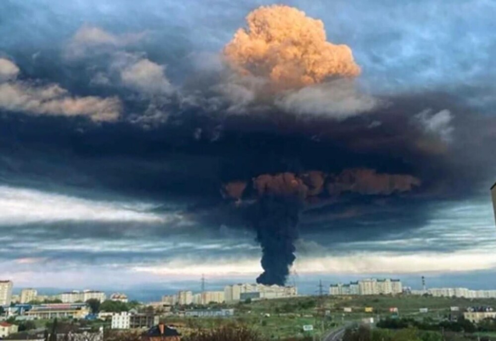 Un nou atac cu drone în Crimeea. Incendiu puternic la un rezervor de stocare a combustibilului | VIDEO - Imaginea 1