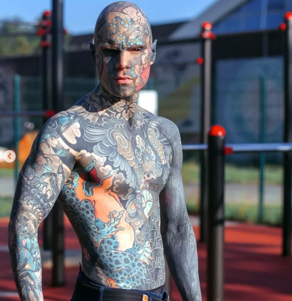 Și-a îndepărtat sfârcurile, buricul și s-a tatuat pe limbă. Este cel mai tatuat bărbat din lume și lucrează ca profesor FOTO - Imaginea 9