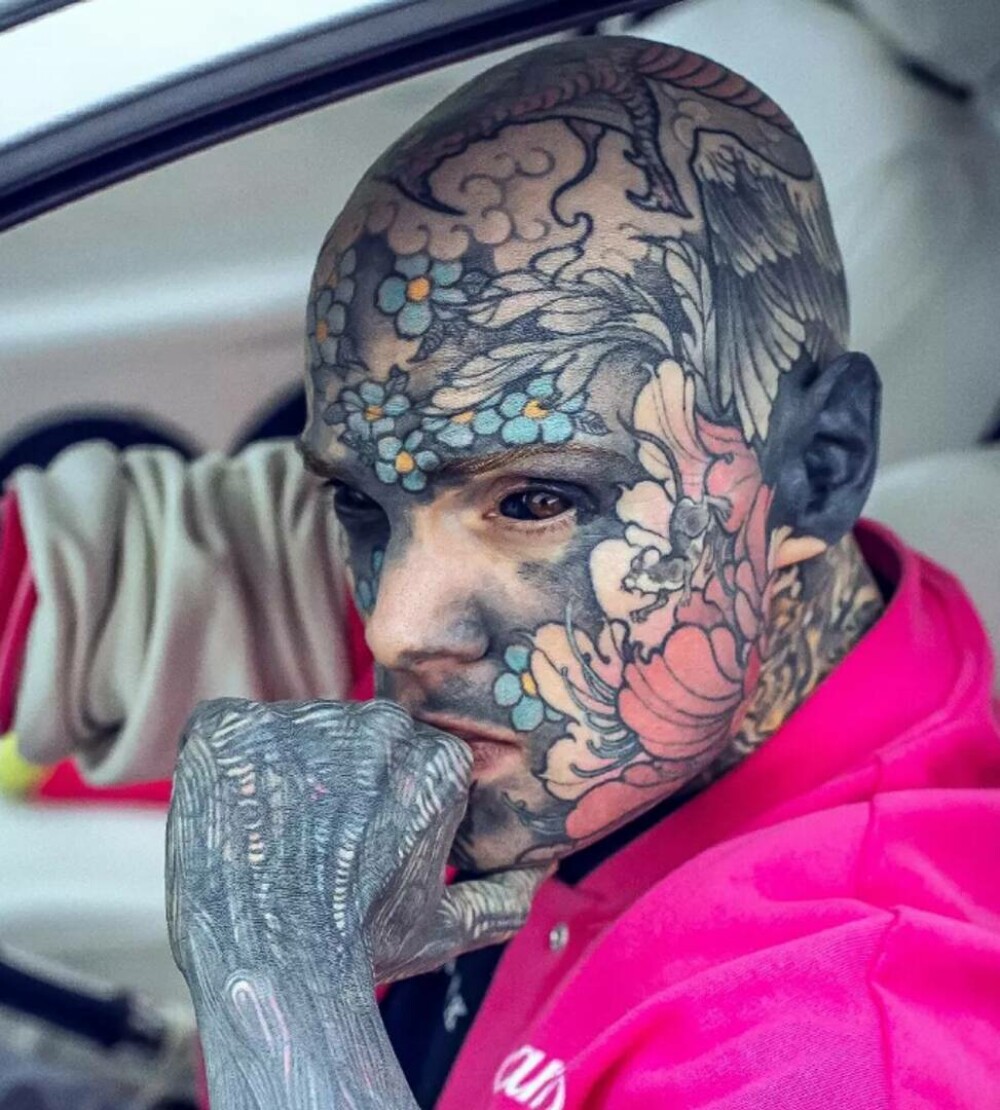 Și-a îndepărtat sfârcurile, buricul și s-a tatuat pe limbă. Este cel mai tatuat bărbat din lume și lucrează ca profesor FOTO - Imaginea 2