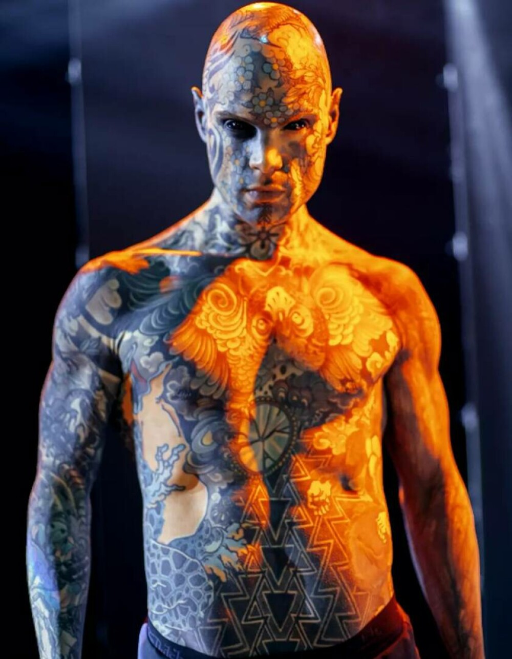 Și-a îndepărtat sfârcurile, buricul și s-a tatuat pe limbă. Este cel mai tatuat bărbat din lume și lucrează ca profesor FOTO - Imaginea 6