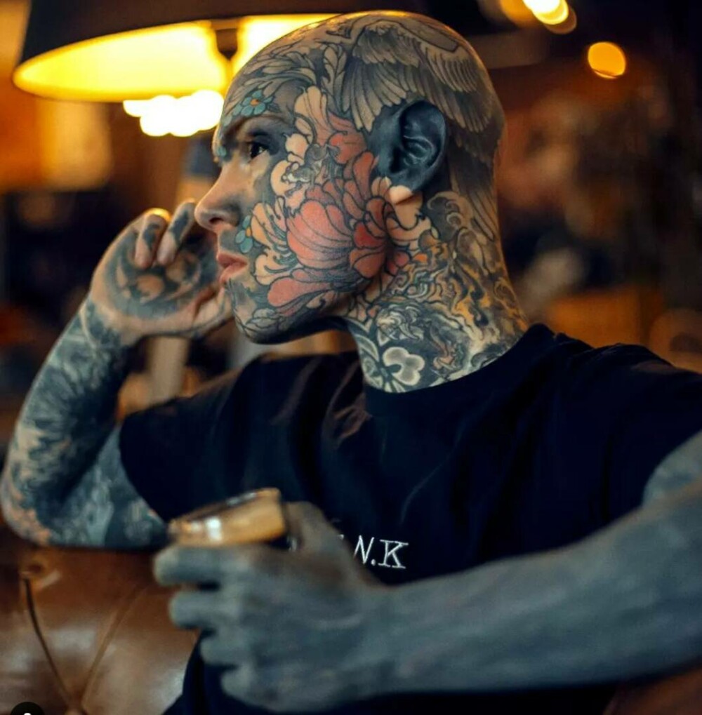 Și-a îndepărtat sfârcurile, buricul și s-a tatuat pe limbă. Este cel mai tatuat bărbat din lume și lucrează ca profesor FOTO - Imaginea 7