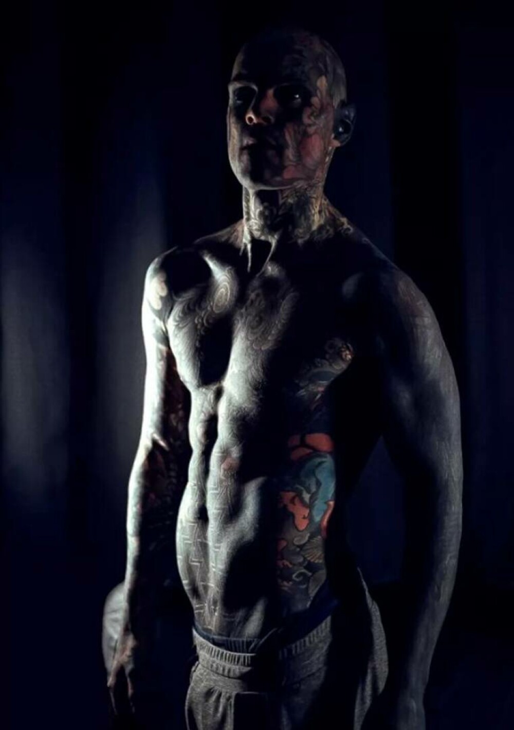 Și-a îndepărtat sfârcurile, buricul și s-a tatuat pe limbă. Este cel mai tatuat bărbat din lume și lucrează ca profesor FOTO - Imaginea 11