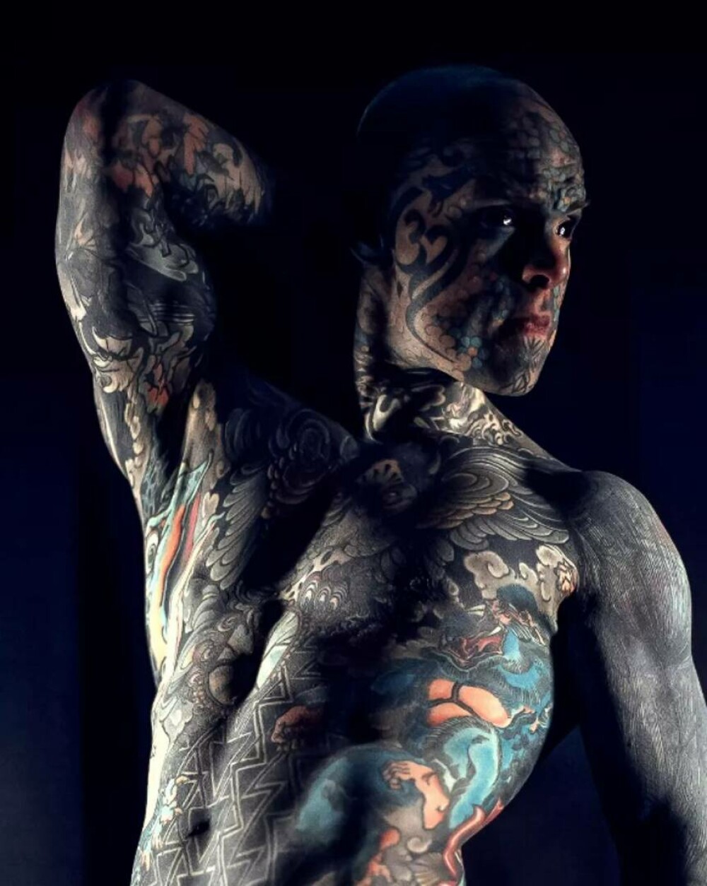Și-a îndepărtat sfârcurile, buricul și s-a tatuat pe limbă. Este cel mai tatuat bărbat din lume și lucrează ca profesor FOTO - Imaginea 12