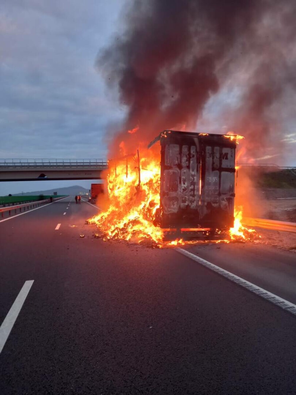 Incendiu pe autostrada A10: Remorca unui TIR a luat foc. Traficul a fost oprit | FOTO - Imaginea 1