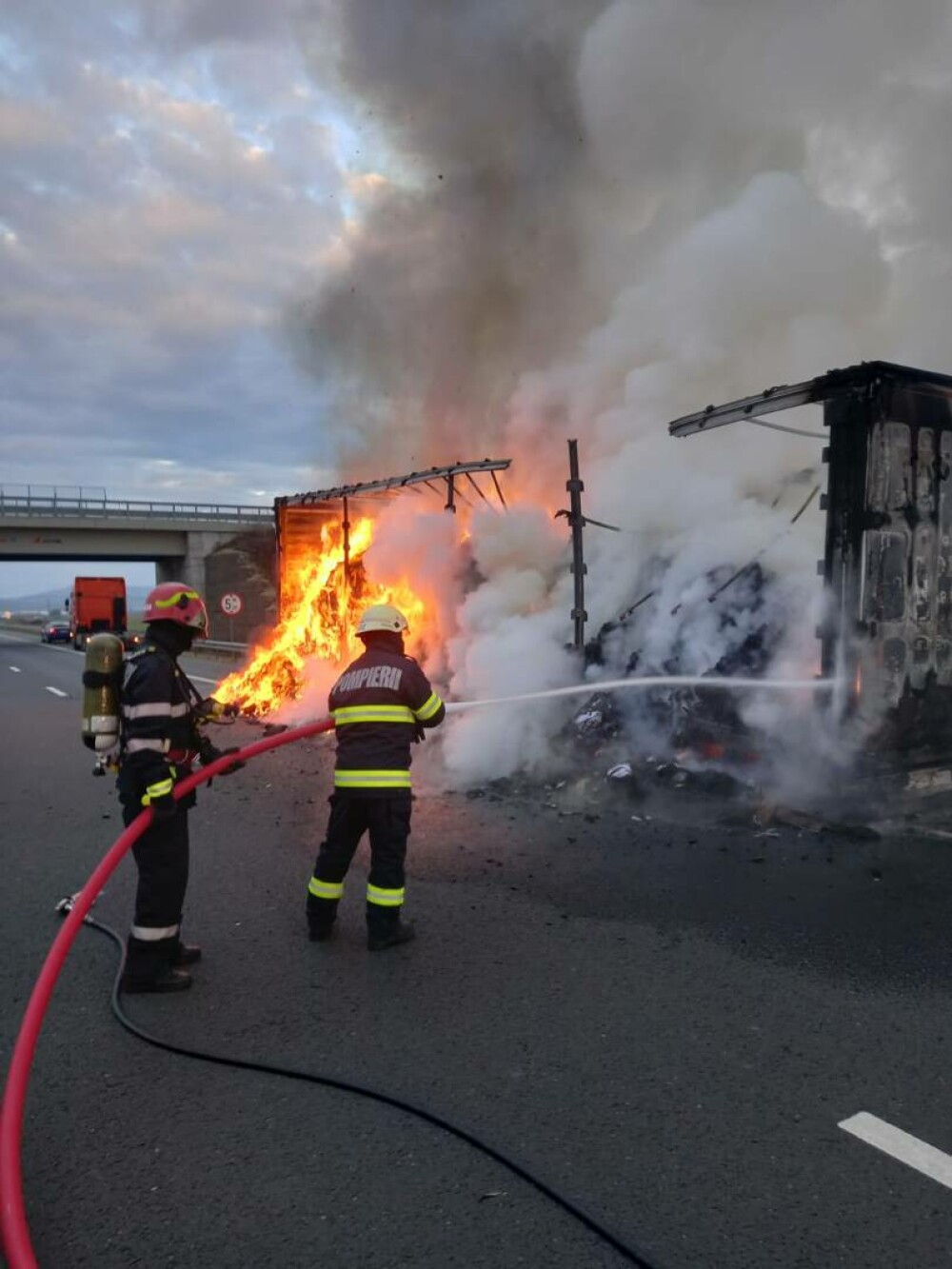 Incendiu pe autostrada A10: Remorca unui TIR a luat foc. Traficul a fost oprit | FOTO - Imaginea 2