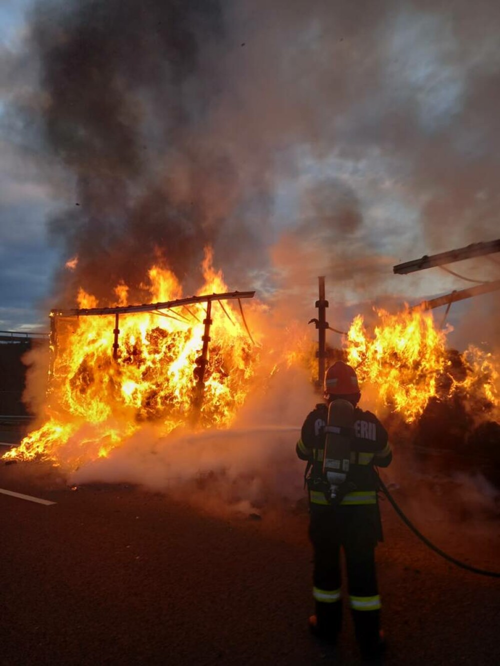 Incendiu pe autostrada A10: Remorca unui TIR a luat foc. Traficul a fost oprit | FOTO - Imaginea 3