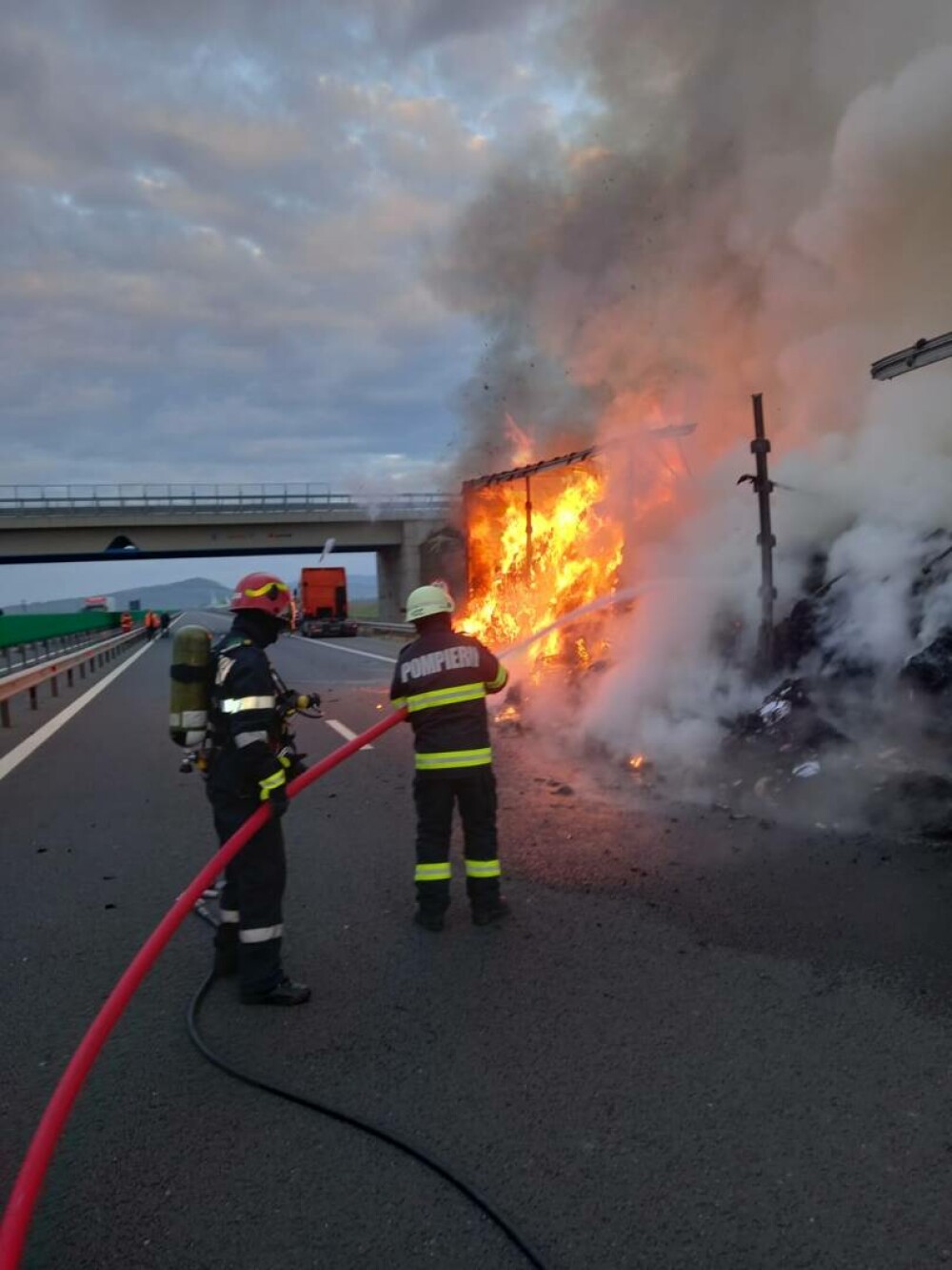 Incendiu pe autostrada A10: Remorca unui TIR a luat foc. Traficul a fost oprit | FOTO - Imaginea 4
