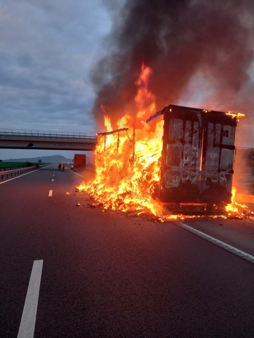 Incendiu pe autostrada A10: Remorca unui TIR a luat foc. Traficul a fost oprit | FOTO - Imaginea 5