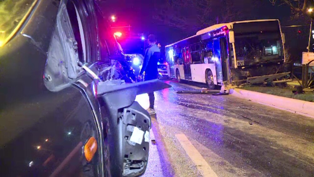 Accident în București. Un autobuz a lovit cu putere o mașină în care se afla și un copil. VIDEO, GALERIE FOTO - Imaginea 1
