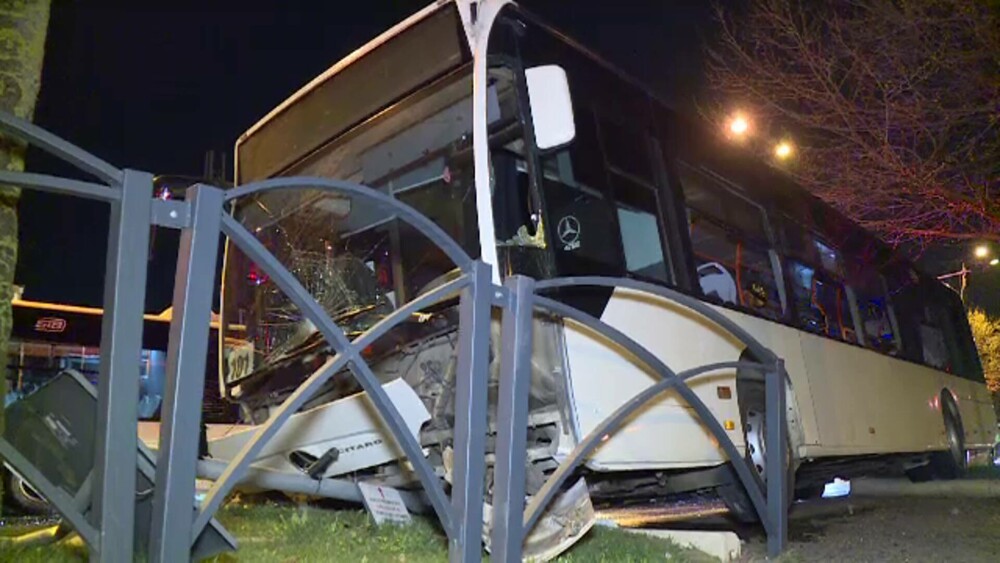 Accident în București. Un autobuz a lovit cu putere o mașină în care se afla și un copil. VIDEO, GALERIE FOTO - Imaginea 2