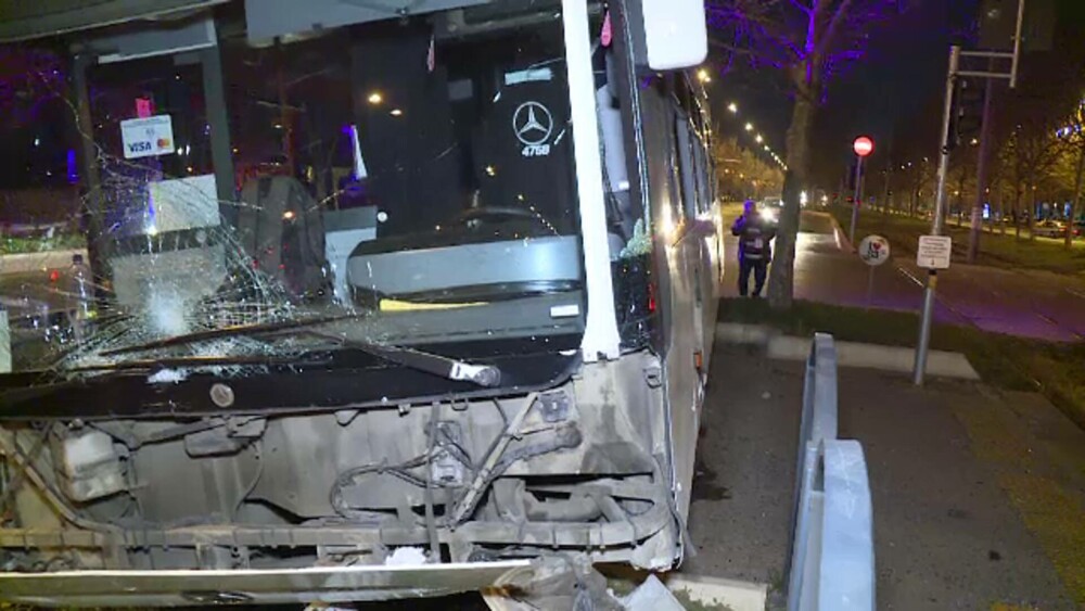 Accident în București. Un autobuz a lovit cu putere o mașină în care se afla și un copil. VIDEO, GALERIE FOTO - Imaginea 5