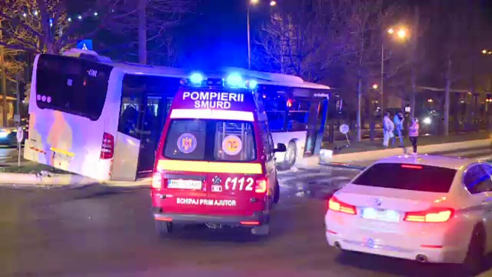 Accident în București. Un autobuz a lovit cu putere o mașină în care se afla și un copil. VIDEO, GALERIE FOTO - Imaginea 10