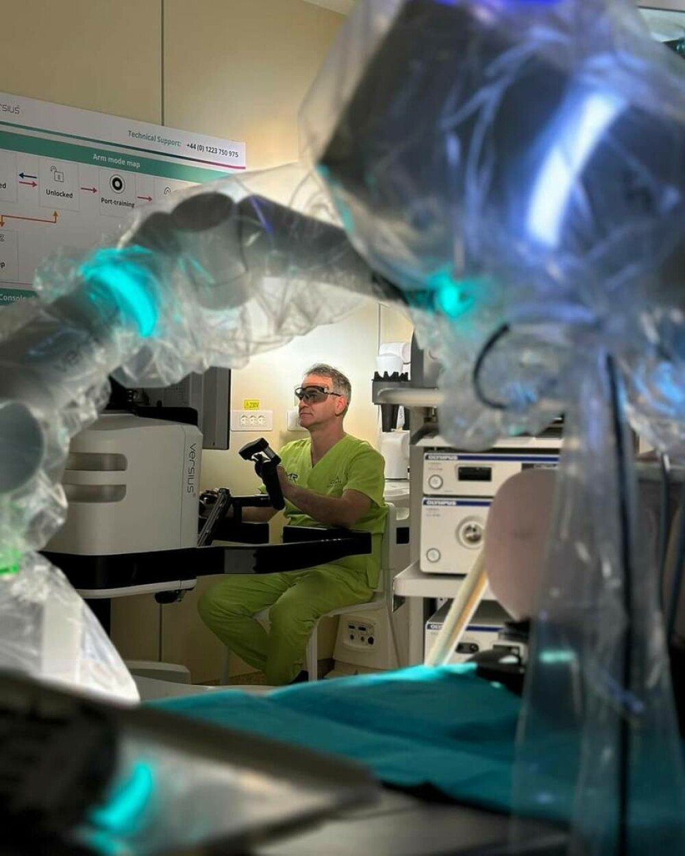 Prima operație cu ajutorul unui robot chirurgical unic în România a fost făcută în București. A costat peste 2 milioane euro - Imaginea 1