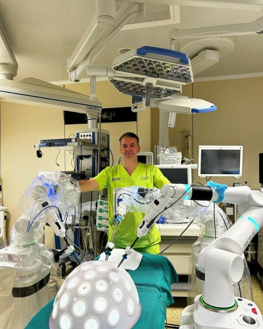 Prima operație cu ajutorul unui robot chirurgical unic în România a fost făcută în București. A costat peste 2 milioane euro - Imaginea 3