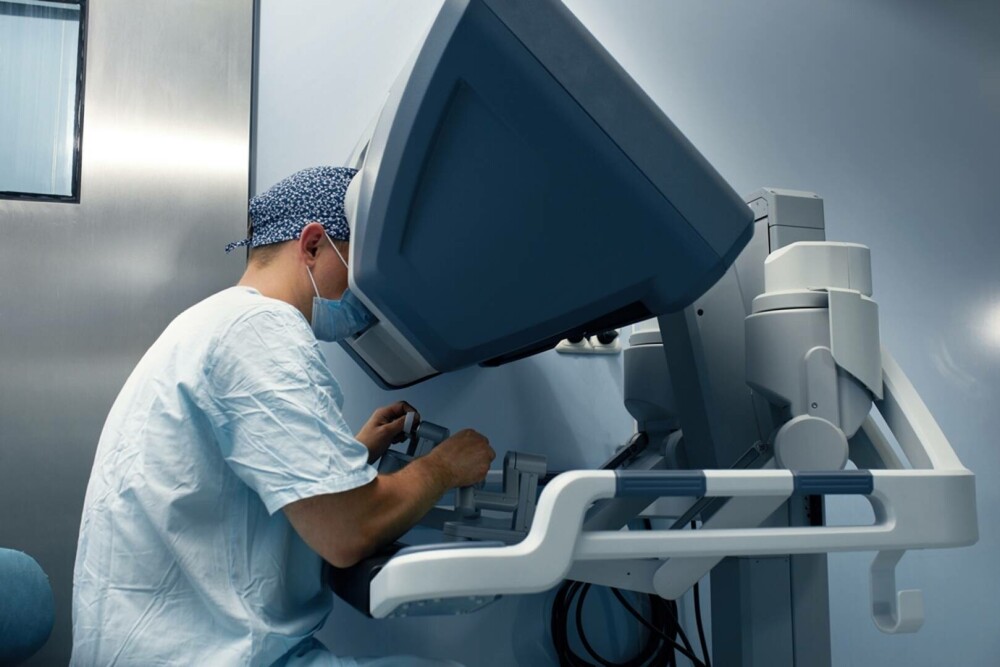 Prima operație cu ajutorul unui robot chirurgical unic în România a fost făcută în București. A costat peste 2 milioane euro - Imaginea 4