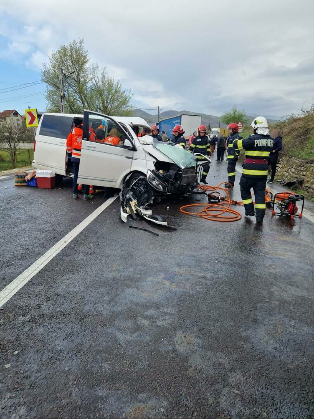 Accident între o mașină, o autoutilitară și un TIR, în Vâlcea. Trei adulți și un minor au ajuns la spital. GALERIE FOTO - Imaginea 2