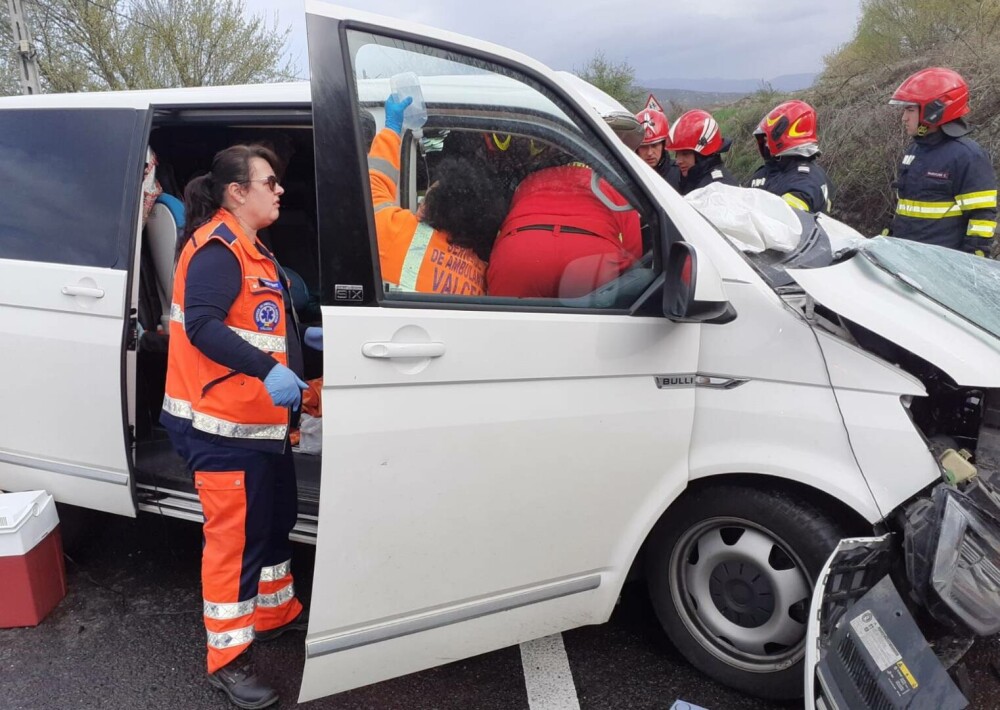 Accident între o mașină, o autoutilitară și un TIR, în Vâlcea. Trei adulți și un minor au ajuns la spital. GALERIE FOTO - Imaginea 3