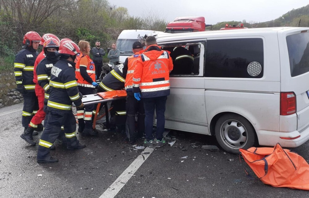 Accident între o mașină, o autoutilitară și un TIR, în Vâlcea. Trei adulți și un minor au ajuns la spital. GALERIE FOTO - Imaginea 4