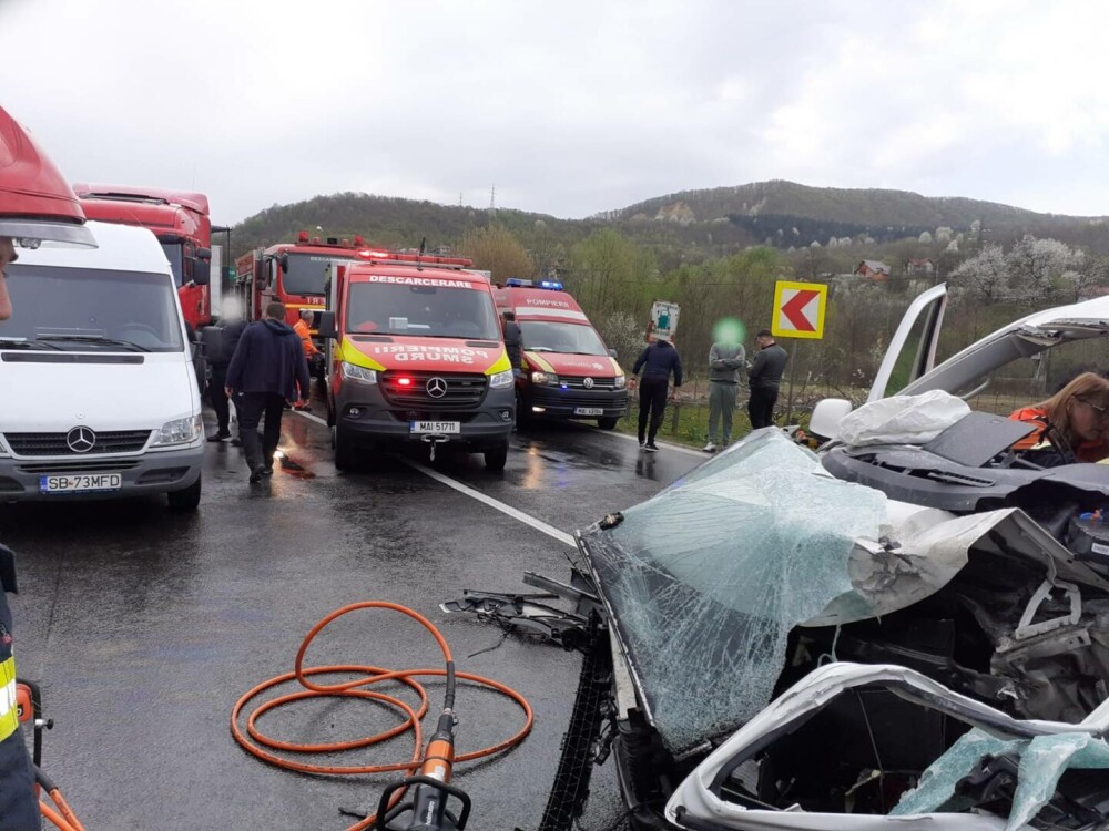 Accident între o mașină, o autoutilitară și un TIR, în Vâlcea. Trei adulți și un minor au ajuns la spital. GALERIE FOTO - Imaginea 5