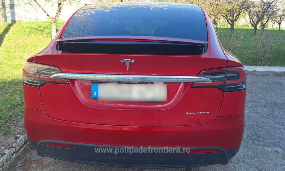 O mașină Tesla de 40.000 de euro a fost confiscată de polițiștii din Huși după un control. Ce au descoperit | FOTO - Imaginea 3