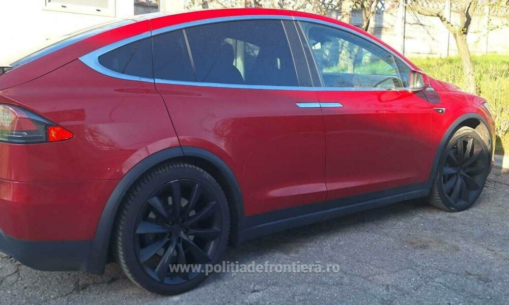 O mașină Tesla de 40.000 de euro a fost confiscată de polițiștii din Huși după un control. Ce au descoperit | FOTO - Imaginea 1