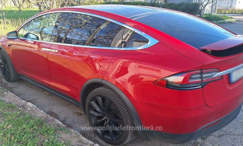 O mașină Tesla de 40.000 de euro a fost confiscată de polițiștii din Huși după un control. Ce au descoperit | FOTO - Imaginea 4