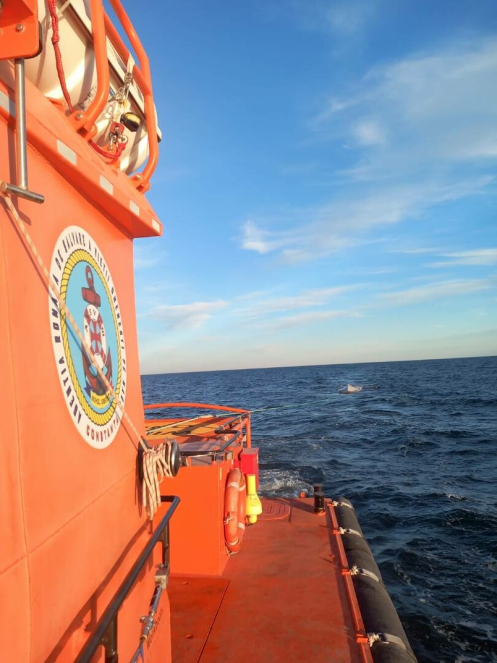 Barcă răsturnată în Marea Neagră, în apropiere de Tuzla. Echipele de salvare nu au găsit nicio persoană în zonă - Imaginea 1