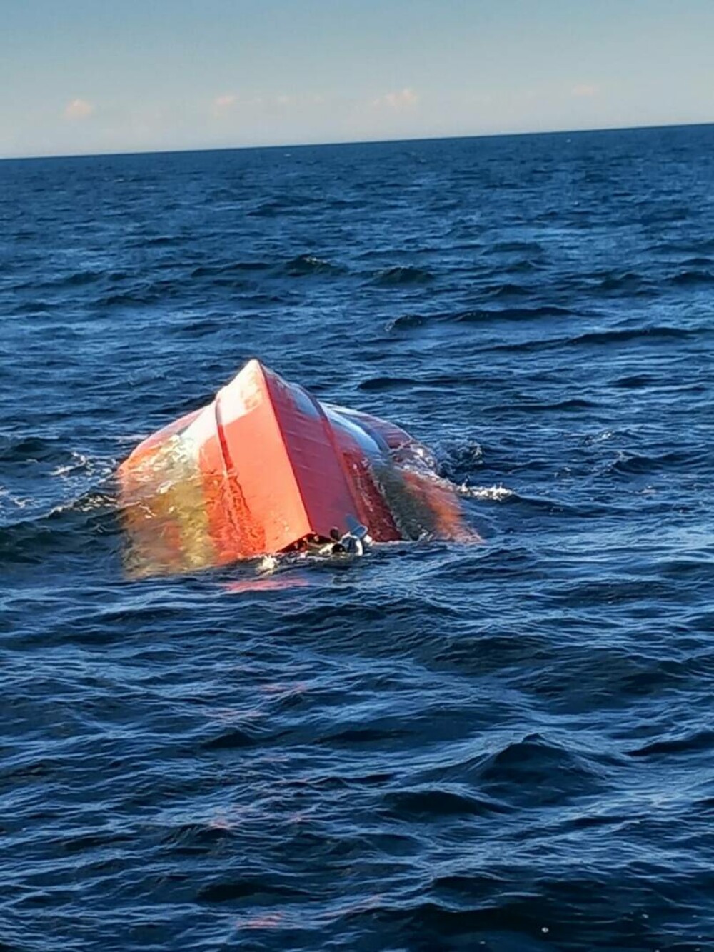 Barcă răsturnată în Marea Neagră, în apropiere de Tuzla. Echipele de salvare nu au găsit nicio persoană în zonă - Imaginea 2