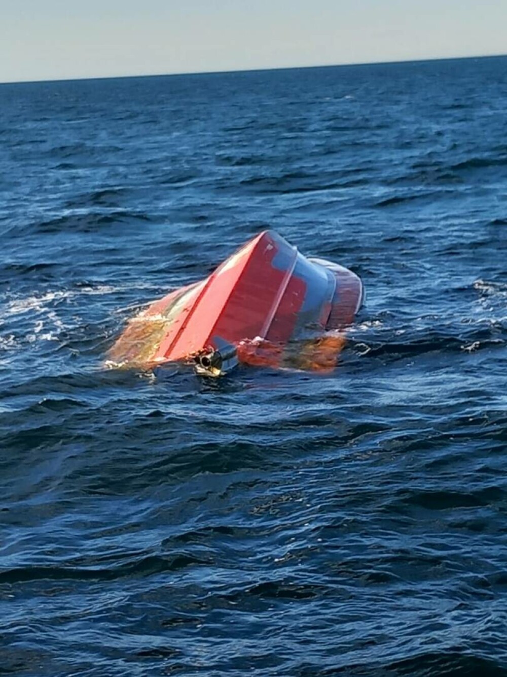 Barcă răsturnată în Marea Neagră, în apropiere de Tuzla. Echipele de salvare nu au găsit nicio persoană în zonă - Imaginea 3