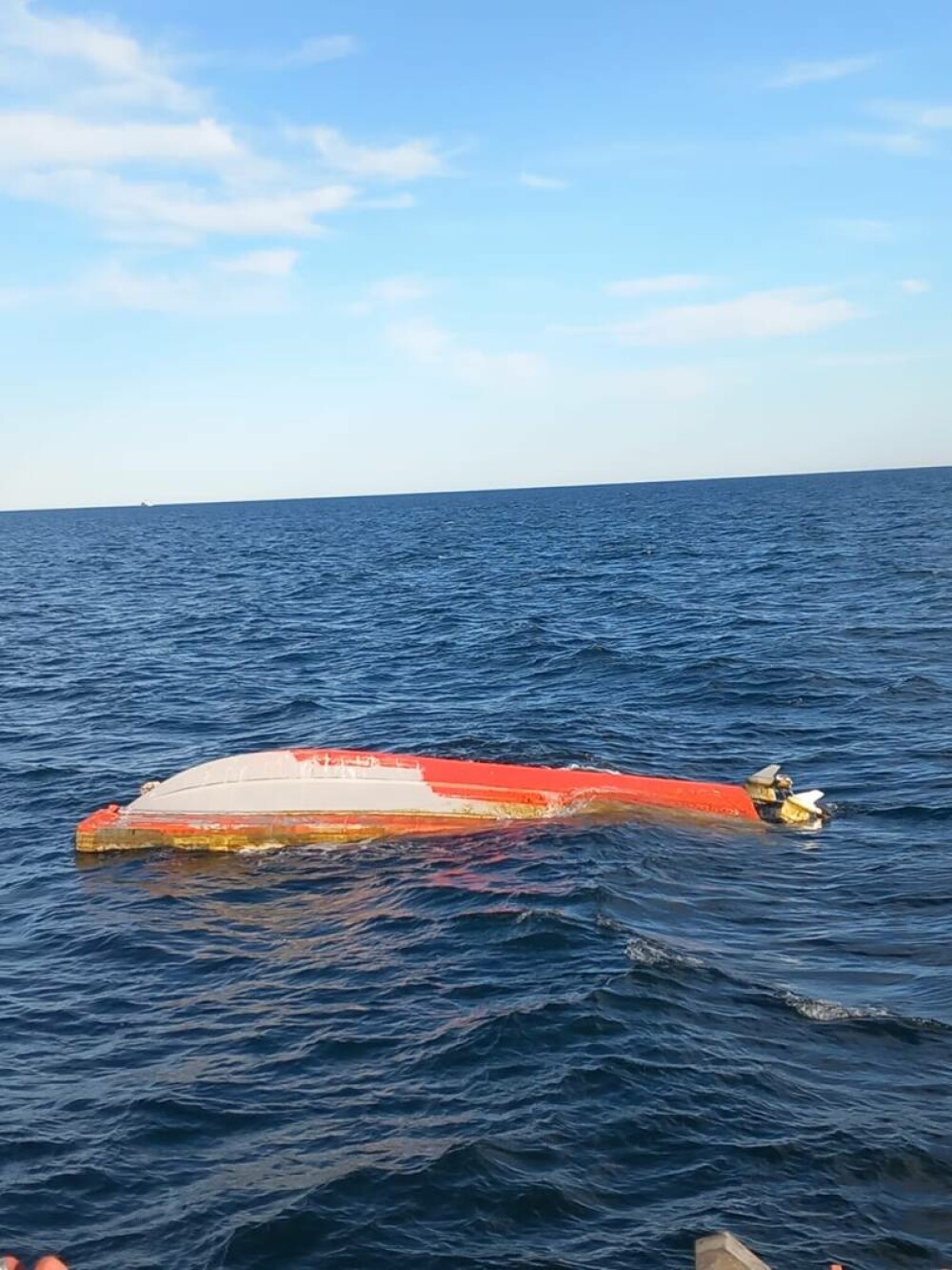 Barcă răsturnată în Marea Neagră, în apropiere de Tuzla. Echipele de salvare nu au găsit nicio persoană în zonă - Imaginea 4