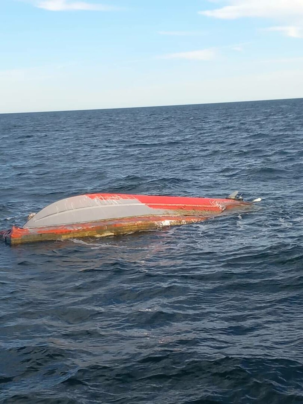 Barcă răsturnată în Marea Neagră, în apropiere de Tuzla. Echipele de salvare nu au găsit nicio persoană în zonă - Imaginea 5