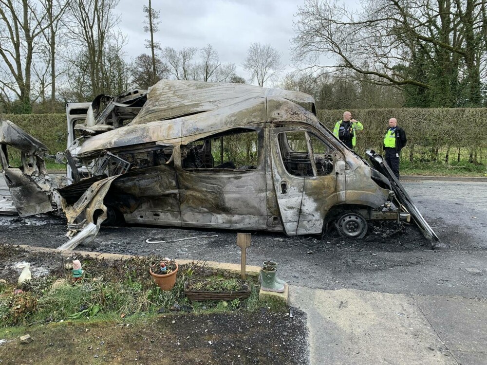 Momentul în care o ambulanță explodează la doar câteva secunde după ce pacientul este lăsat acasă, în Marea Britanie. FOTO - Imaginea 5