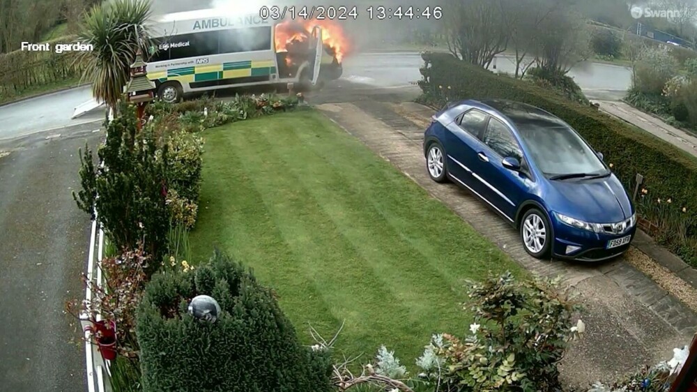 Momentul în care o ambulanță explodează la doar câteva secunde după ce pacientul este lăsat acasă, în Marea Britanie. FOTO - Imaginea 8