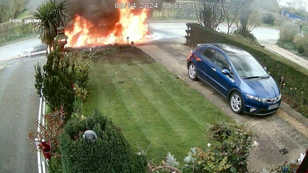 Momentul în care o ambulanță explodează la doar câteva secunde după ce pacientul este lăsat acasă, în Marea Britanie. FOTO - Imaginea 2