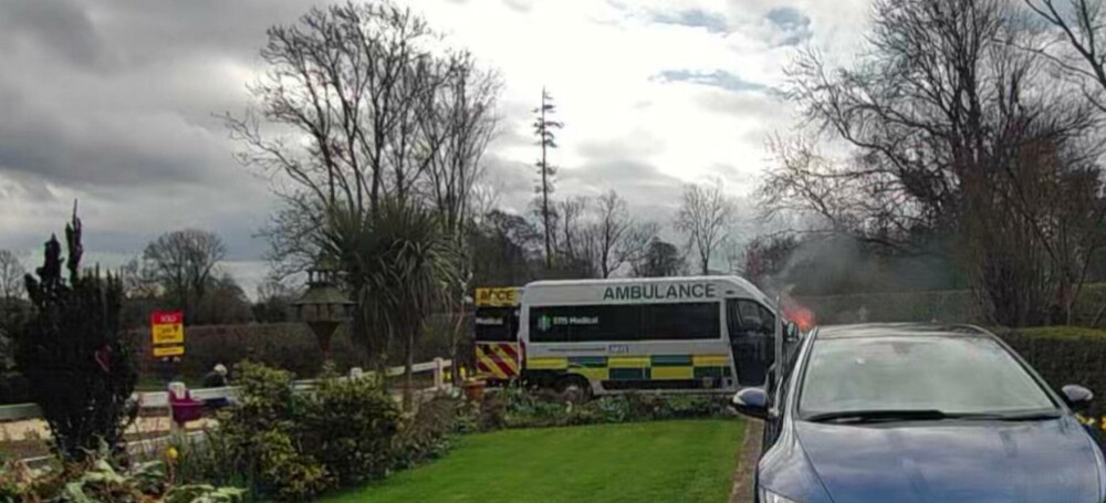 Momentul în care o ambulanță explodează la doar câteva secunde după ce pacientul este lăsat acasă, în Marea Britanie. FOTO - Imaginea 6