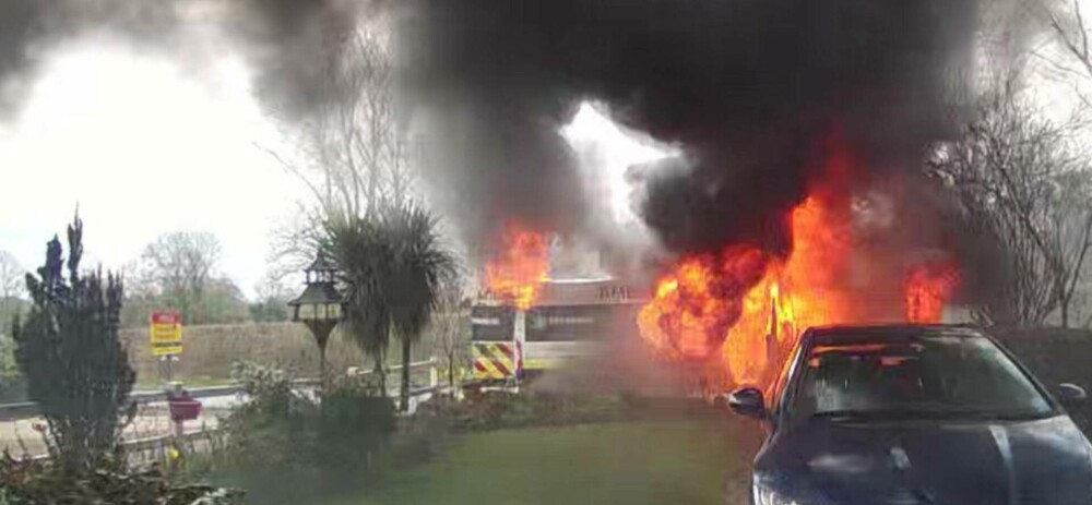 Momentul în care o ambulanță explodează la doar câteva secunde după ce pacientul este lăsat acasă, în Marea Britanie. FOTO - Imaginea 1