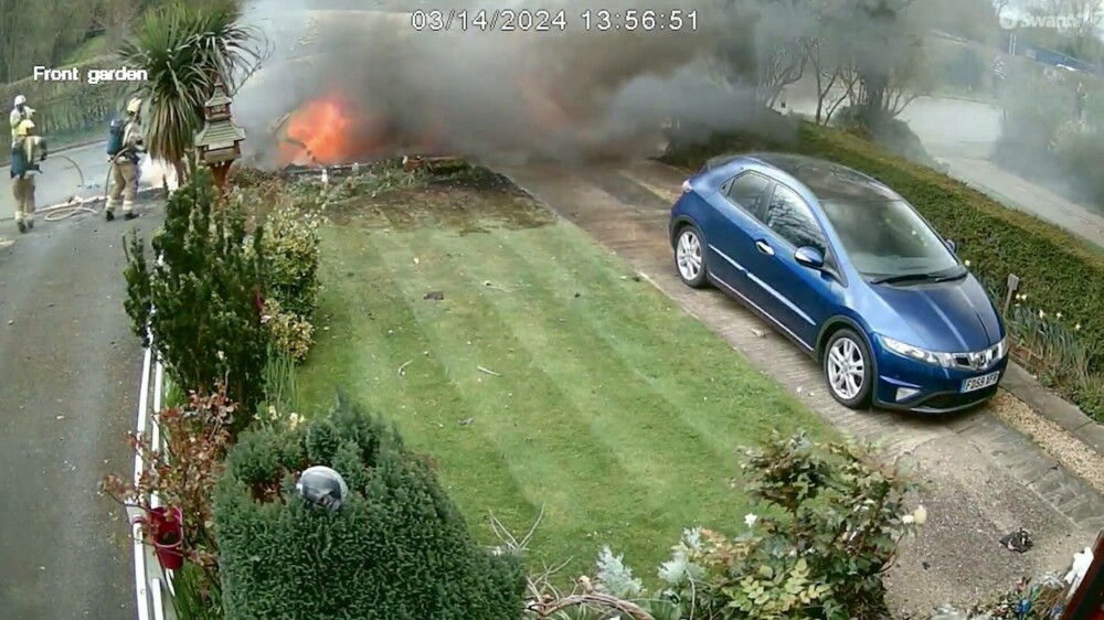 Momentul în care o ambulanță explodează la doar câteva secunde după ce pacientul este lăsat acasă, în Marea Britanie. FOTO - Imaginea 9