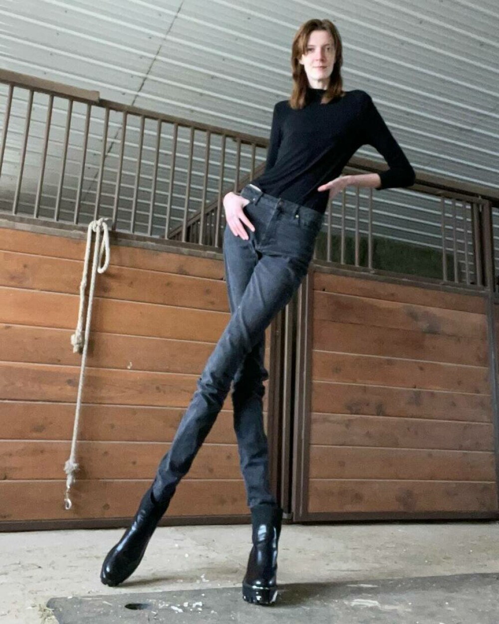 Cum trăiește femeia cu cele mai lungi picioare din lume. De unde își cumpără hainele potrivite - Imaginea 7