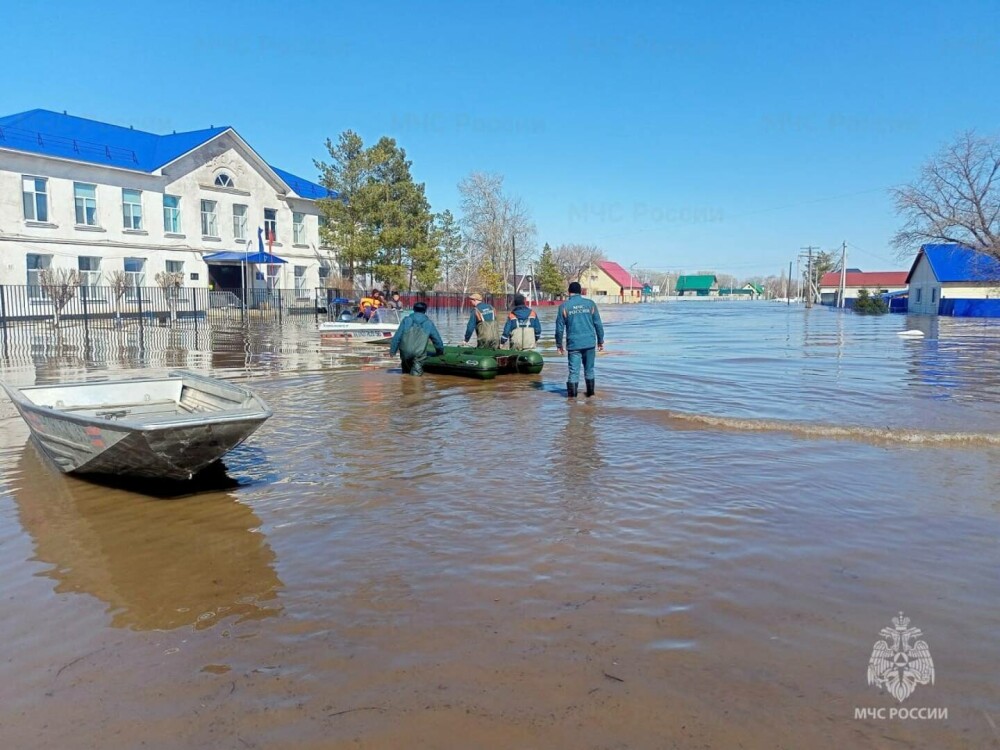Peste 4.000 de ruși, evacuați de urgență în Urali. Mii de case au fost inundate după ce un baraj a cedat | GALERIE FOTO - Imaginea 1