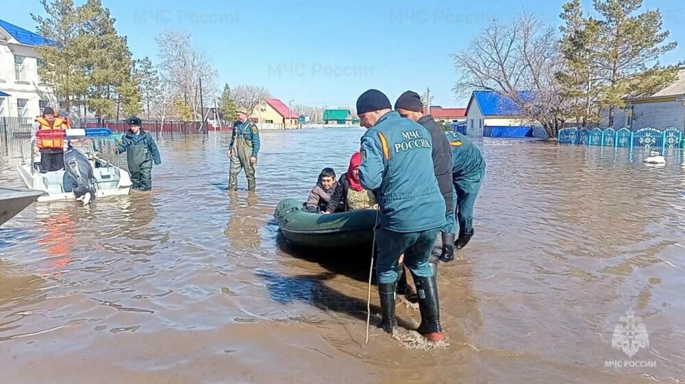 Peste 4.000 de ruși, evacuați de urgență în Urali. Mii de case au fost inundate după ce un baraj a cedat | GALERIE FOTO - Imaginea 2