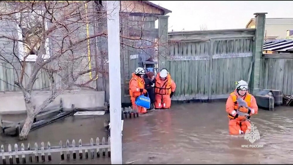 Peste 4.000 de ruși, evacuați de urgență în Urali. Mii de case au fost inundate după ce un baraj a cedat | GALERIE FOTO - Imaginea 5