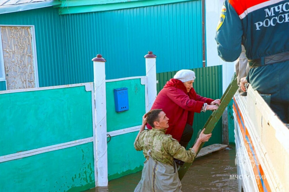 Peste 4.000 de ruși, evacuați de urgență în Urali. Mii de case au fost inundate după ce un baraj a cedat | GALERIE FOTO - Imaginea 6