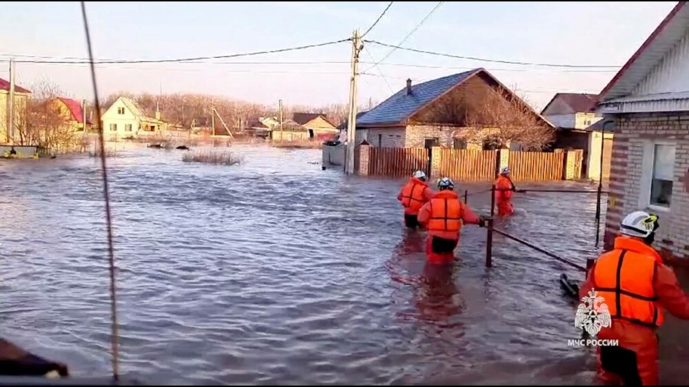 Peste 4.000 de ruși, evacuați de urgență în Urali. Mii de case au fost inundate după ce un baraj a cedat | GALERIE FOTO - Imaginea 8