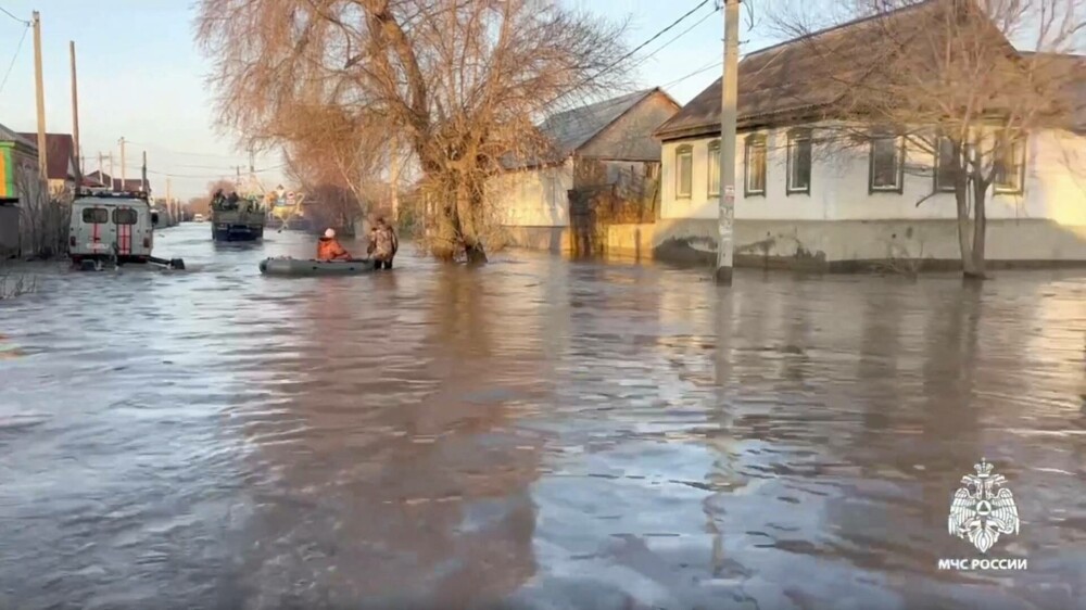 Peste 4.000 de ruși, evacuați de urgență în Urali. Mii de case au fost inundate după ce un baraj a cedat | GALERIE FOTO - Imaginea 9