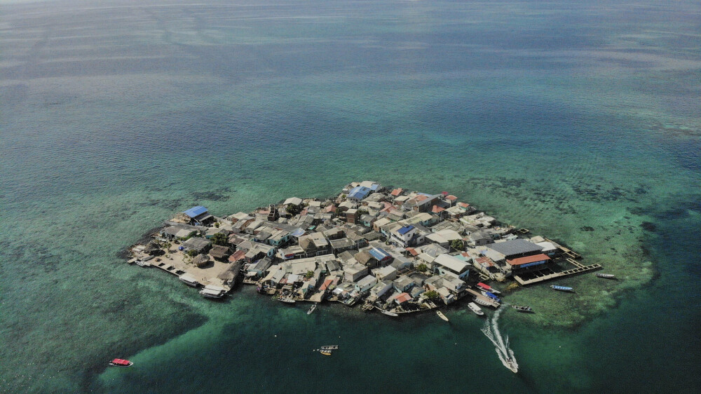 Cum arată cea mai aglomerată insulă din lume. Se întinde pe suprafața a două terenuri de fotbal. „Suntem foarte fericiți” - Imaginea 3