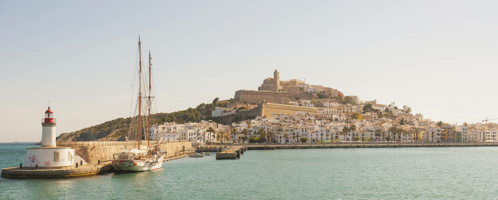 Motivul pentru care localnicii din Ibiza au ajuns să trăiască în maşini. Ce se întâmplă pe insula petrecerilor - Imaginea 2